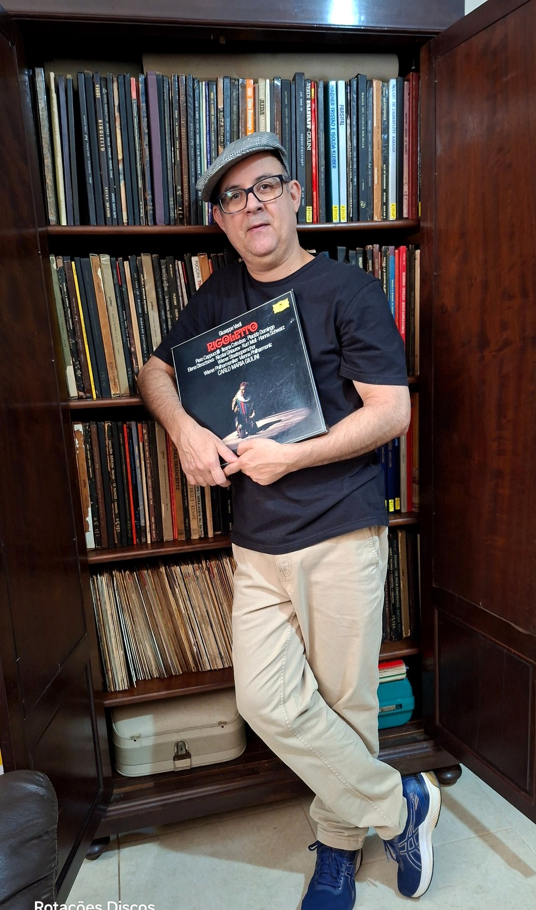 Ale Marcon diante de sua estante de discos