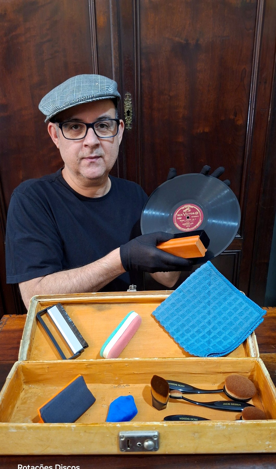 Ale Marcon com disco 78 RPM e materiais de limpeza