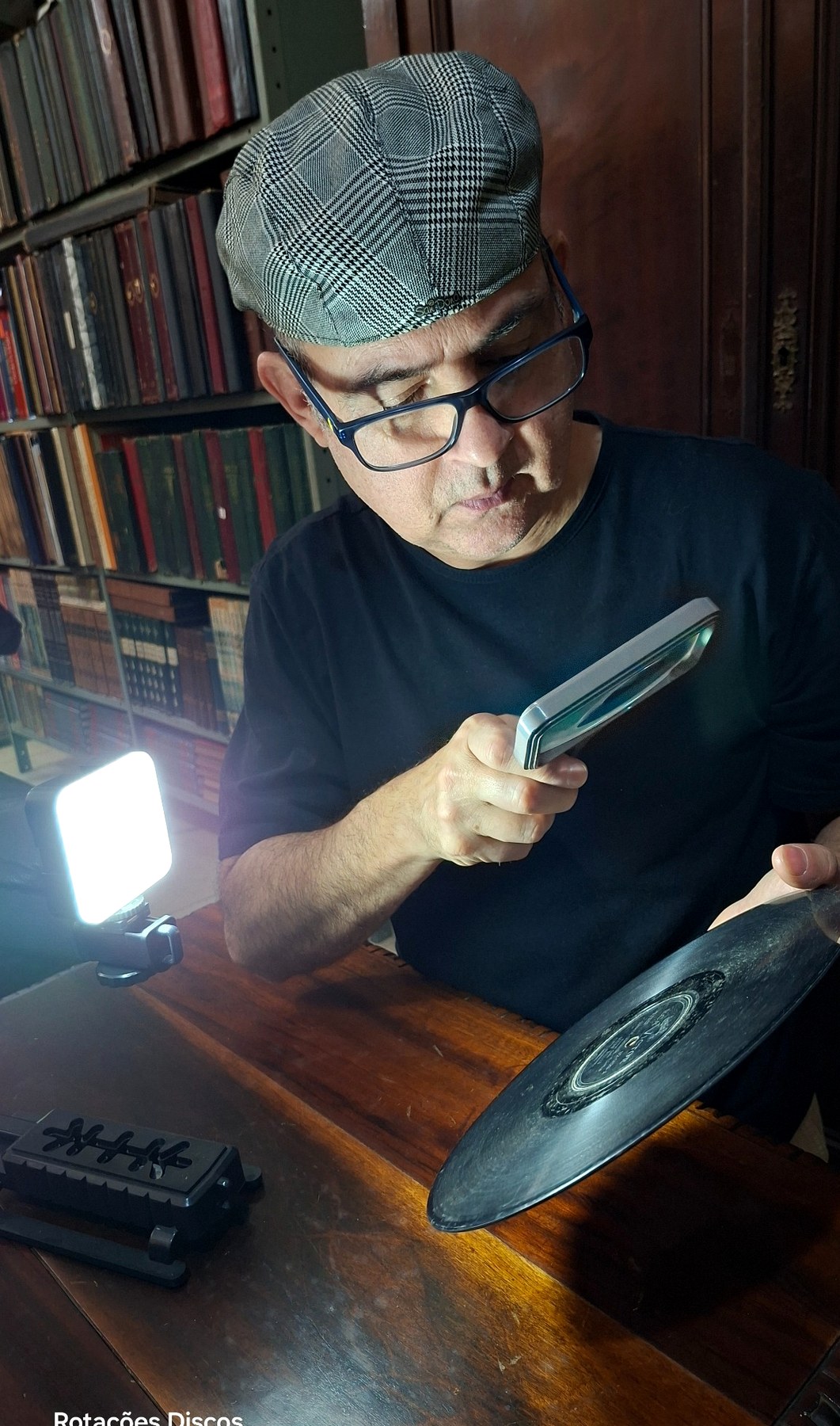 Diagnóstico de disco com lupa e luz lateral